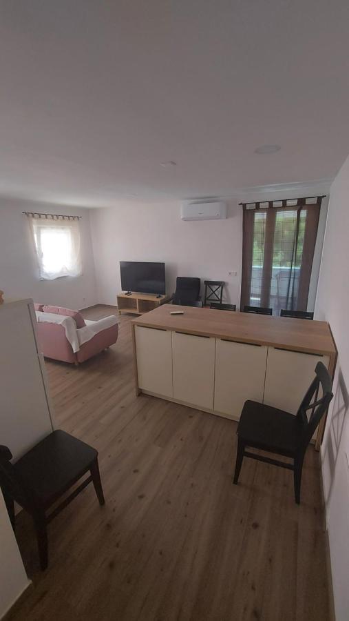 Apartmani Mlinar - Two Bedroom Apartment With Seaview Grebastica Exterior photo