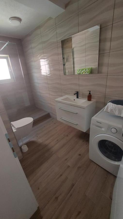 Apartmani Mlinar - Two Bedroom Apartment With Seaview Grebastica Exterior photo