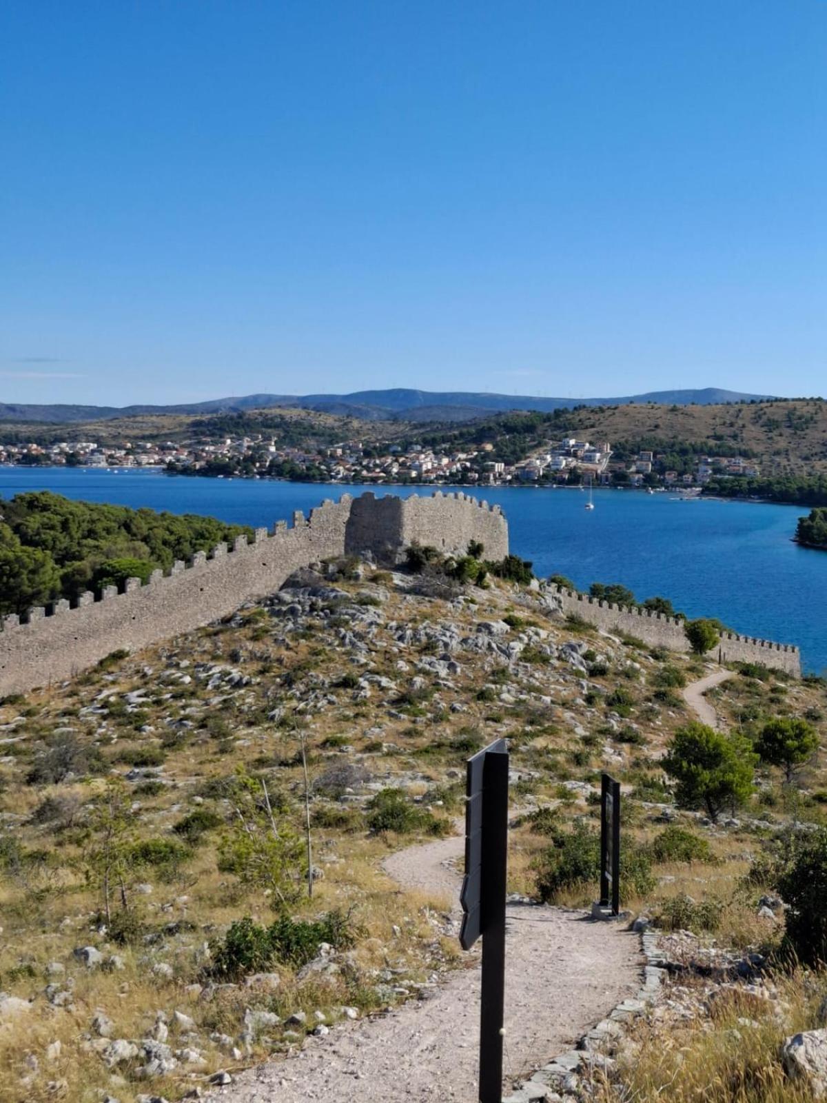 Apartmani Mlinar - Two Bedroom Apartment With Seaview Grebastica Exterior photo