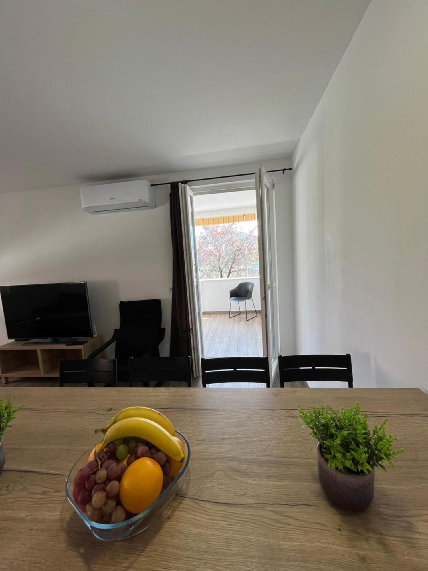 Apartmani Mlinar - Two Bedroom Apartment With Seaview Grebastica Exterior photo